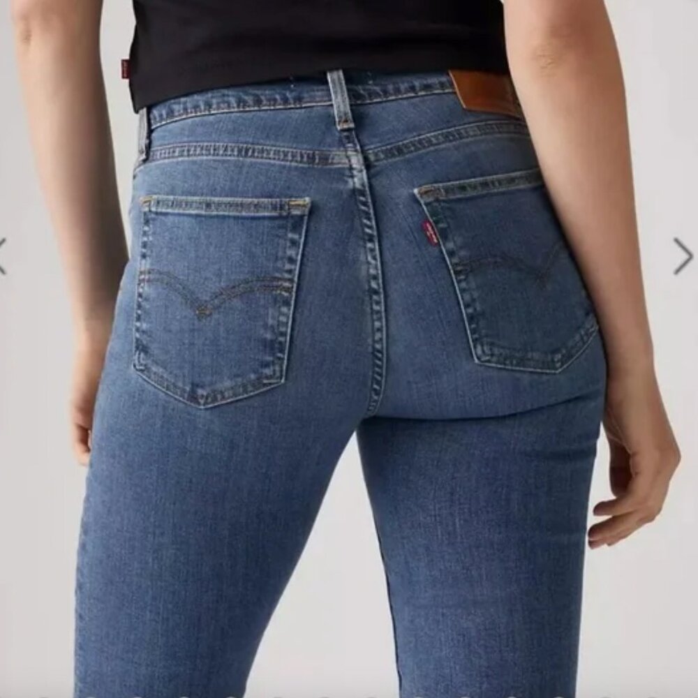 📓 Levi's High Rise Blue Jeans with Classic Stitching 📓 - Picture 4 of 7